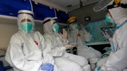 Para petugas medis di sebuah mobil ambulans yang melakukan tes swab keliling di DKI Jakarta (foto: ilustrasi).