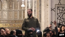 资料照片：2024年12月8日，伊斯兰主义组织沙姆解放组织领导人阿布·穆罕默德·朱拉尼在大马士革著名的倭马亚大清真寺对人群讲话。朱拉尼已开始使用他的真名艾哈迈德·沙拉。