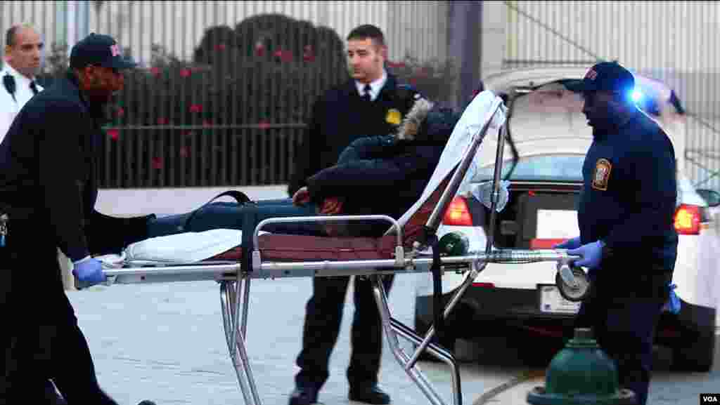 马永田在中国驻美国大使馆前绝食抗议(2015年12月9日美国之音渔沐拍摄)