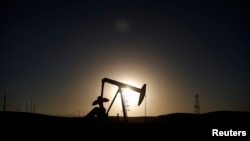 Sebuah pompa angguk produksi minyak tampak dekat Bakersfield, California, 14 Oktober 2014.