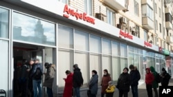 Warga Rusia antre untuk mengambil uang di ATM pasca penerapan sanksi Barat (foto: dok). 