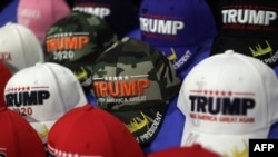 Kape sa imenom Donalda Trampa izložene na godišnjoj Konferenciji za konzervativnu političku akciju u Nešenal Harboru, Merilend, 26. februara 2020.