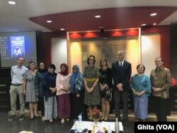 Para pembicara dan undangan dalam acara peluncuran buku “Marrying Young in Indonesia : Voices, Law & Practice “ di ruang Soemadipraja & Taher, Fakultas Hukum UI, Depok, Jawa Barat , Senin (26/11). (Foto: VOA/Ghita).
