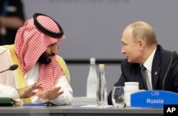 Putra Mahkota Arab Saudi Mohammed bin Salman, kiri, dan Presiden Rusia Vladimir Putin berbicara pada awal KTT G20 di Buenos Aires, Argentina, Jumat, 30 November 2018. (Foto: AP)