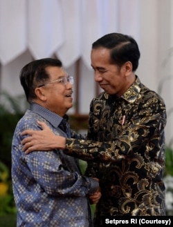 Presiden Jokowi bersalaman dengan Wapres JK