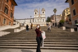 由于新冠疫情，意大利罗马平日总是熙熙攘攘的古迹西班牙阶梯变得空空荡荡。（2020年3月5日）