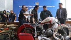 Menkeu RI, Sri Mulyani Indrawati (ketiga dari kanan) dan Menteri BUMN Eric Thohir (kedua dari kanan), memeriksa sepeda motor Harley Davidson yang ditemukan oleh pejabat Bea Cukai di atas Airbus A330-900 baru Garuda Indonesia, 5 Desember 2019.
