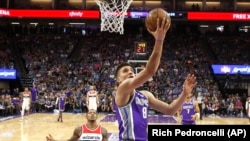 Bogdan Bogdanović postiže koš protiv Vašington Vizardsa