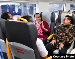 Presiden Joko Widodo menguji langsung pengoperasian kereta dari bandara Internasional Soekarno-Hatta, 2 Januari 2017. (Foto: Setpres RI)