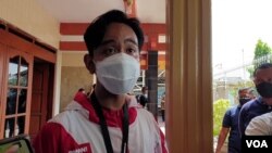 Putra Presiden Jokowi, Gibran Rakabuming Raka saat blusukan sejumlah wilayah di Solo, Senin (21/12). (Foto : VOA/ Yudha Satriawan)