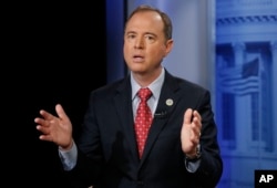 来自加州的民主党籍众议员亚当·希夫接受美联社采访。（2017年11月7日）