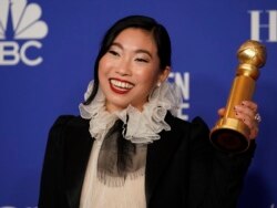 Awkwafina berpose di belakang panggung dengan Penampilan Terbaiknya oleh seorang Aktris dalam Film - penghargaan Musikal atau Komedi untuk "The Farewell".