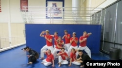 Pengajar silat, Wona Sumantri, bersama para muridnya (Dok: Wona Sumantri)