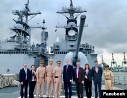 美国在台协会台北办事处处长郦英杰（右5）等人2019年8月19日访问高雄左营海军基地与台湾军方人士在基隆级驱逐舰前合影（美国在台协会脸书）