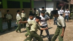 Para siswa MII Plosogenuk, Perak, Jombang bermain bersama para siswa SD Kristen Petra Jombang (foto: courtesy).