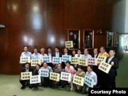 香港立法会泛民主派议员在立法会内抗议（推特图片）