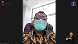 Direktur Bina Umrah dan Haji Khusus Kemenag Arfi Hatim dalam telekonferensi pers Rabu (11/11) menyebut 13 jemaah umrah Indonesia positif COVID-19 (Foto: VOA)