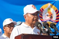 លោក សាយ​ ឈុំ​ អនុប្រធាន​គណបក្ស​ប្រជាជន​កម្ពុជា​ នៅក្នុង​ថ្ងៃទី១​ នៃ​យុទ្ធនាការ​ឃោសនា​បោះឆ្នោត​ឃុំ​ សង្កាត់​ ក្នុង​រាជធានី​ភ្នំពេញ​ នៅថ្ងៃ​ទី២០​ ខែ​ឧសភា​ ឆ្នាំ​២០១៧។ (ហ៊ាន សុជាតា/VOA)