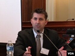 项目研究所研究员易思安 (美国之音钟辰芳拍摄)