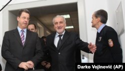 Vi imate sada da u sudnicu dolazi Šešelj u pratnji svojih radikala, ometaju samo suđenje: Vladimir Vukčević sa bivšim tužiocem Haškog suda Seržom Bramercom 2011.