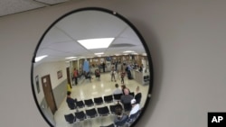 Proses mengantri Real ID.