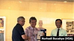 M Najib Azca (tengah) dan Mahfud MD (kanan) dalam pembukaan pameran "Masa Depan Islam di Indonesia" di Auditorium Gedung Yayasan Badan Wakaf Universitas Islam Indonesia (UII), Yogyakarta. Pameran berlangsung mulai 15 Juli - 15 Agustus, 2019. (Foto: Humas