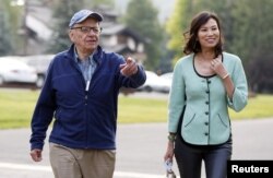 默多克和邓文迪2012年7月的合影