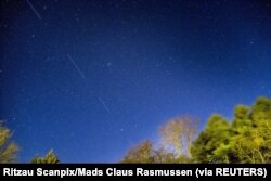 Satelit SpaceX Starlink 5 di langit terlihat dari Svendborg di South Funen, Denmark, 21 April 2020. (Foto: Ritzau Scanpix/Mads Claus Rasmussen via REUTERS)