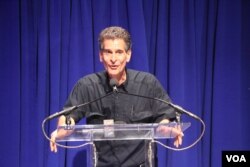 លោក Dean Kamen ស្ថាបនិក​អង្គការ FIRST Global កំពុង​ឡើង​ថ្លែងសុន្ទរកថា​បើក​កម្មវិធី​ប្រកួត​ការ​បញ្ជា​មនុស្ស​យន្ត​លំដាប់​ពិភពលោក​នៅ​សាល​សម្តែង​សិល្បៈ​DAR Constitution Hall​ ក្នុង​រដ្ឋធានី Washington កាល​ពី​ថ្ងៃ​ទី​១៦​ខែ​កក្កដាឆ្នាំ​២០១៧។ (ណឹម សុភ័ក្រ្តបញ្ញា/VOA)