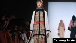 Busana Muslim Casual look rancangan Vivi Zubedi. (Courtesy IFG/VOA)