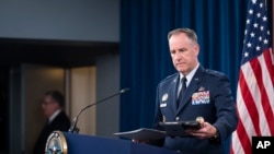 Прессекретар Пентагону бригадний генерал Пет Райдер підійматися на трибуну на початку брифінгу для преси у Пентагоні у четвер, 22 червня 2023 року у Вашингтоні. (Фото AP/Кевін Вольф)