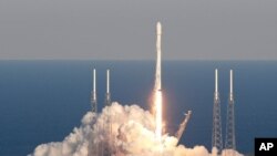 NASA meluncurkan Rocket SpaceX Falcon 9 yang membawa satelit Transiting Exoplanet Survey Satellite (TESS) dari Cape Canaveral di Florida, Rabu (18/4). 