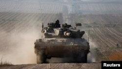 Sebuah tank Israel melakukan manuver di dekat perbatasan Israel dengan Gaza, di tengah konflik yang sedang berlangsung antara Israel dan kelompok Hamas, 7 April 2024.