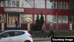 Nekoliko radnika SIPA-e u Banjoj Luci napušta kancelarije Regionalnog ureda na kraju radnog vremena. (Foto: Detektor)