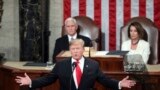 Le président Donald Trump prononce son discours depuis le Capitole sur l'état de l'Union lors d'une session conjointe du Congrès à Washington, sous la présidence du vice-président Mike Pence et de la présidente de la Chambre des représentants, Nancy Pelosi, 5 février 2019.