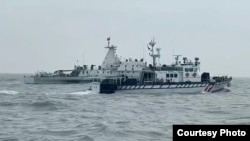 Sebuah kapal patroli Garda Pantai Taiwan membayangi kapal Garda Pantai China di perairan yang dibatasi dekat pulau-pulau Kinmen, 27 Desember 2024. 