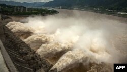 中国湖北三峡大坝开闸泄洪。（2020年7月19日）