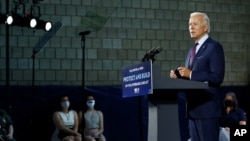 លោក Joe Biden បេក្ខជន​ប្រធានាធិបតី​ខាង​គណបក្ស​ប្រជាធិបតេយ្យ ថ្លែង​សុន្ទរកថា​ ក្នុង​អំឡុងពេល​នៃ​ការ​ជួបជុំ​អ្នក​គាំទ្រ​របស់​លោក​មួយ នៅ​ក្រុង Lancaster ​រដ្ឋ Pennsylvania កាល​ពី​ថ្ងៃ​ទី​ ២៥ ខែមិថុនា ឆ្នាំ​២០២០។