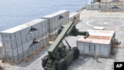 Sejumlah tentara AS yang ditugaskan membantu membangun fasilitas dermaga apung di lepas pantai Gaza di Laut Tengah, tampak sedang bekerja, 26 April 2024. (Foto: Militer AS via AP)