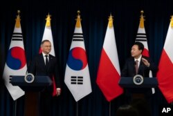 윤석열 대한민국 대통령(오른쪽)과 안제이 두다 폴란드 대통령이 2024년 10월 24일 서울에서 공동 기자회견을 하고 있다.