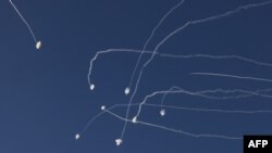 Rakete ispaljene iz južnog Libana presreće izraelski sistem protivvazdušne odbrane Gvozdena kupola iznad regiona Gornje Galileje u severnom Izraelu, 16. jula 2024. godine, usred tekućih prekograničnih sukoba između izraelskih trupa i libanskih boraca Hezbolaha.