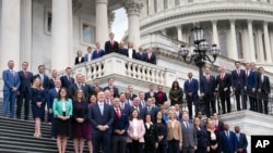 Novoizabrani članovi Predstavničkog doma okupljeni na stepenicama zgrade Kapitola, Vašington, 15. novembar, 2024. (Foto: AP/J. Scott Applewhite)