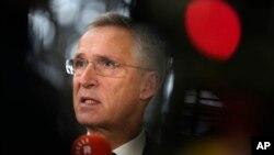 Generalni sekretar NATO Jens Stoltenberg obraća se novinarima u Briselu (Foto: AP/Virginia Mayo)