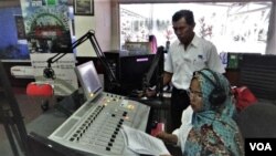 Marini, Penyiar RRI Palu membacakan berita orang hilang dalam peristiwa gempa bumi dan tsunami (VOA/Yoanes).