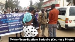 Bato batambolaki na mpo na kosenga botiami na mosala ya rapport mapping ya ONU, na Bukavu, Sud-Kivu, 1er octobre 2020. (Twitter/Jean-Baptiste Badesire)