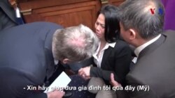 Chị gái Nguyễn Hữu Tấn quì xin dân biểu Mỹ cứu giúp Chị gái Nguyễn Hữu Tấn quì xin dân biểu Mỹ cứu giúp