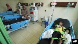 Pengungsi Rohingya dirawat di rumah sakit setelah diselamatkan oleh kapal nelayan Indonesia Jumat, 6 April 2018, di Idi, Aceh Timur, Provinsi Aceh.