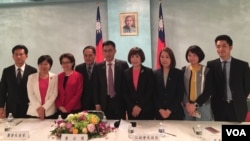 台美国会议员联谊会访美成员2018年7月19日在驻美国台北经济文化代表处举行记者会后合影（美国之音许宁拍摄）