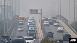Kendaraan terlihat di tengah polusi udara yang parah di Hanoi pada 2 Januari 2025. (Foto: Nhac NGUYEN / AFP)