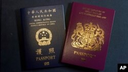 资料照：香港特别行政区护照（左）和英国国民（海外）护照（即BNO护照）